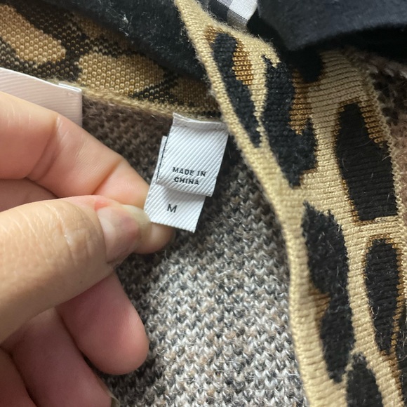 ❤️TRADED❤️ Burberry check V neck leopard trim sweater medium unisex - Picture 4 of 10